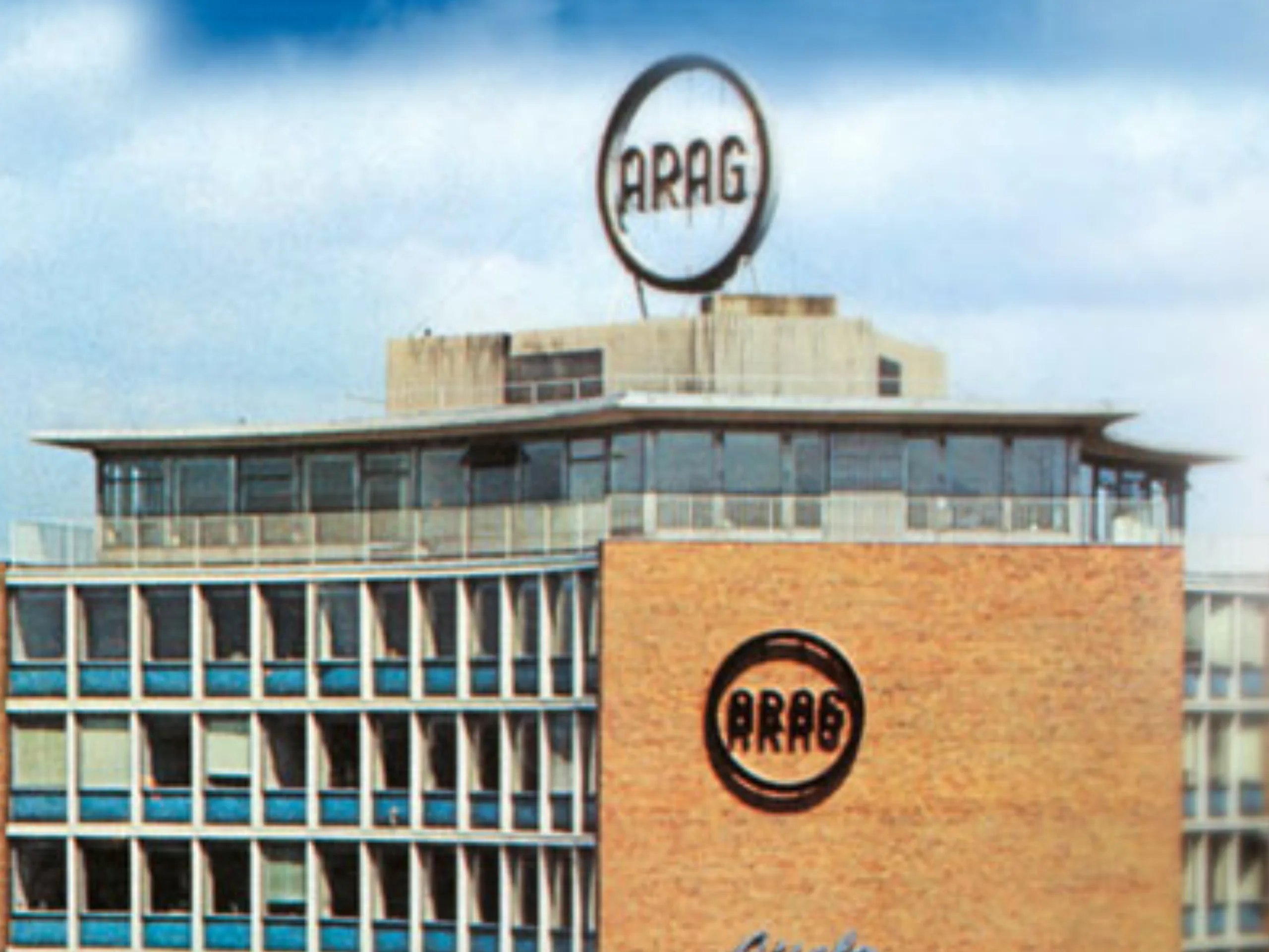 Altes Foto eines ARAG Gebäudes